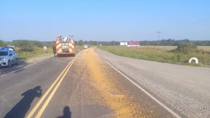 Dos jóvenes en moto murieron tras impactar contra un camión