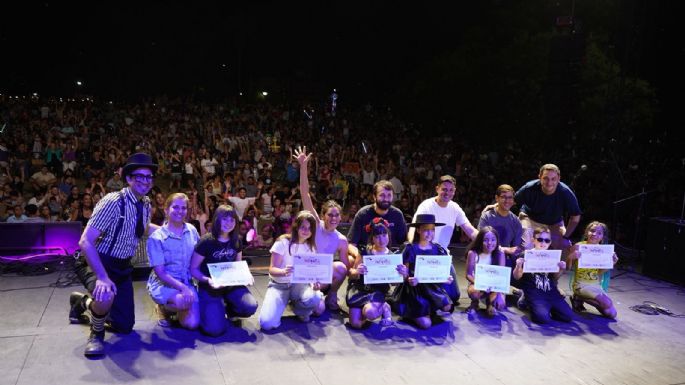 Miles de personas con la música en la costanera