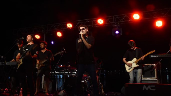 Miles de personas con la música en la costanera