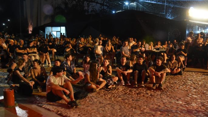 Miles de personas con la música en la costanera
