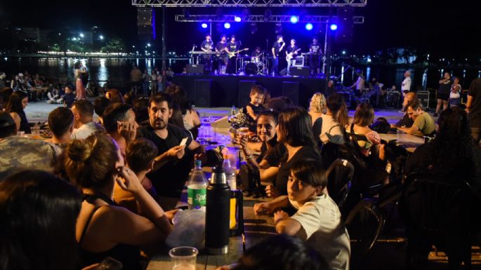 Miles de personas con la música en la costanera