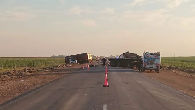 Un conductor murió tras un choque entre dos camiones