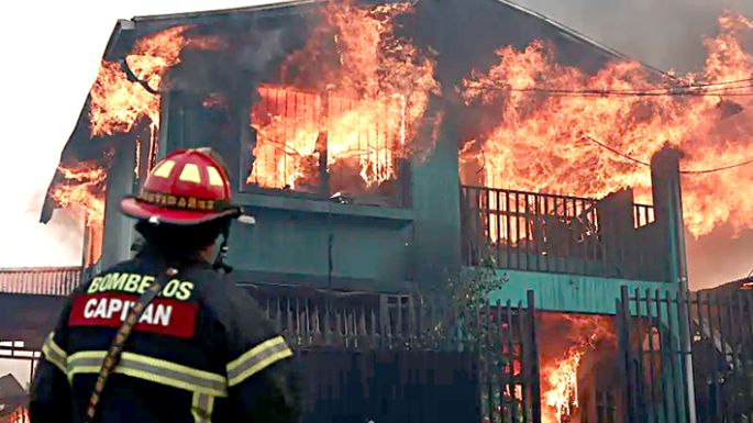 Al menos 19 muertos y más de 50 mil evacuados