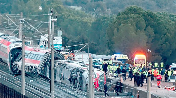 España: investigan las causas del trágico accidente entre dos trenes