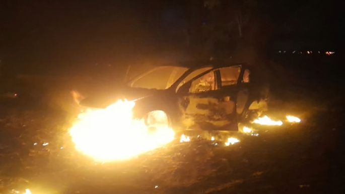 Se le prendió fuego el auto cuando iba por la autopista