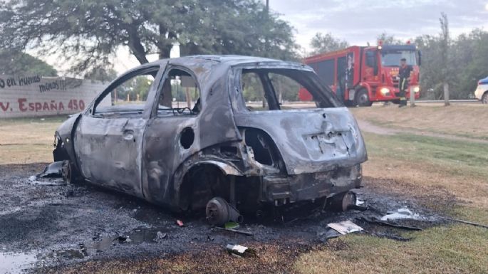 Incendio total de un vehículo frente al Hiper