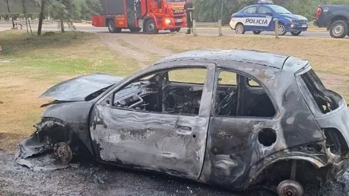 Provocó daños totales el incendio de un vehículo al amanecer el domingo
