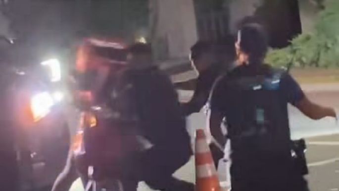 Registran violentas escenas en un control y detención de motociclista