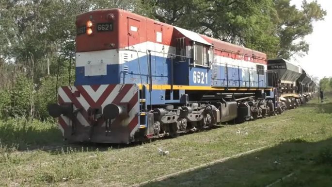 Intentó colgarse de un tren, se cayó y perdió un pie