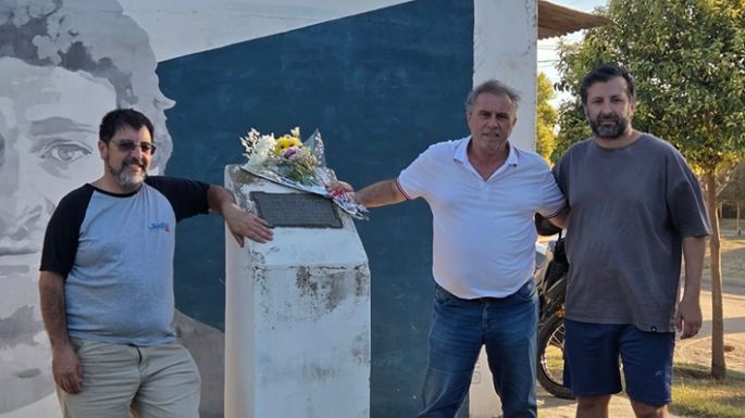 Fotoperiodistas de elDiario depositaron una ofrenda en su monolito de barrio Los Olmos
