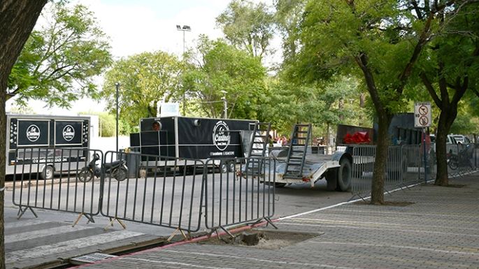 A pesar de la lluvia, empezó el armado