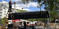 Varios operarios ultimaron detalles durante la tarde de la víspera 