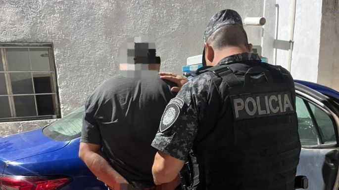 Andaba por la calle alterado y agredió a policías