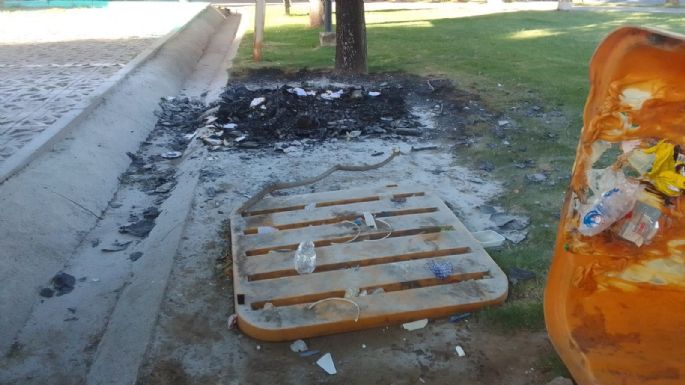 Incendiaron una campana ambiental frente al Leonardo Favio