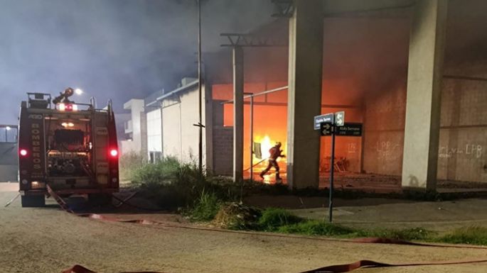 Voraz incendio en un galpón