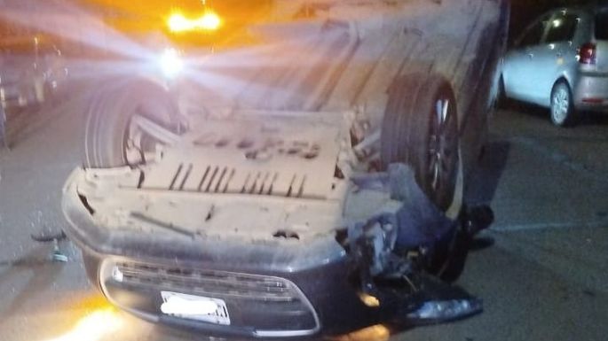 Una mujer fue ingresada al Pasteur tras volcar su auto en la costanera