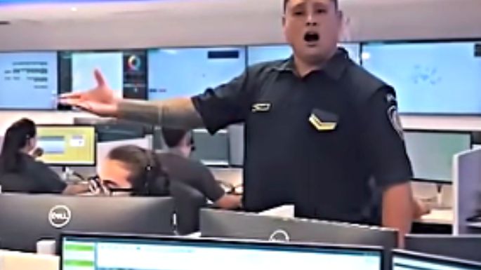 Policía se lució con su voz