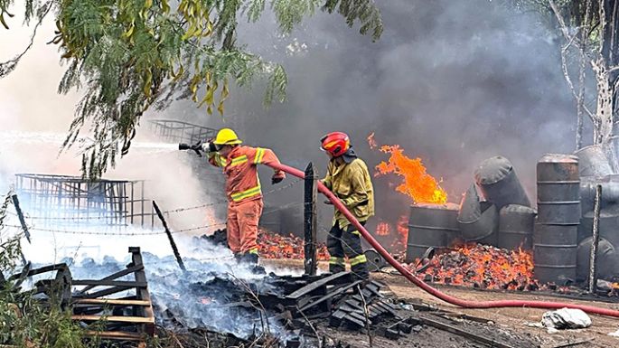 Un vuelco, un choque entre dos motocicletas y un gran incendio