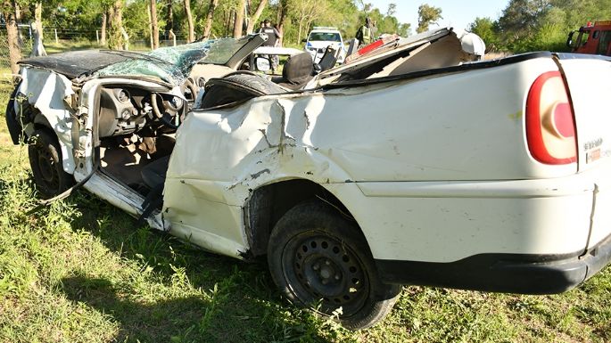Se descompuso, perdió el control del auto, chocó un árbol y falleció