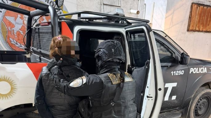 Aprehendieron a una mujer porque la vieron manipulando la puerta de una casa