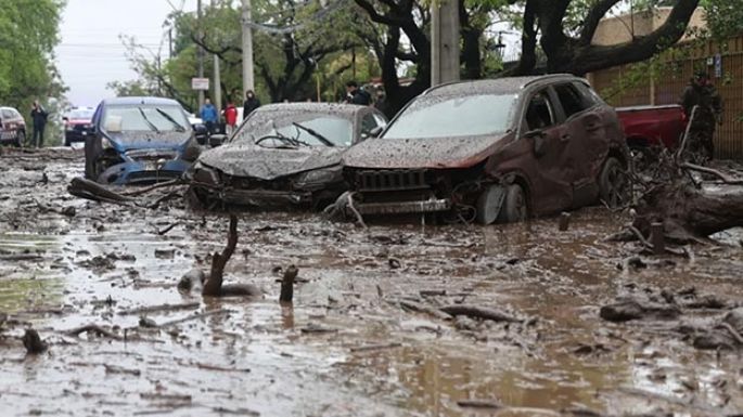 Dramático aluvión arrastró autos y hasta un colectivo