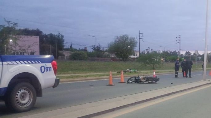 Tres jóvenes en moto protagonizaron un siniestro: uno de ellos murió