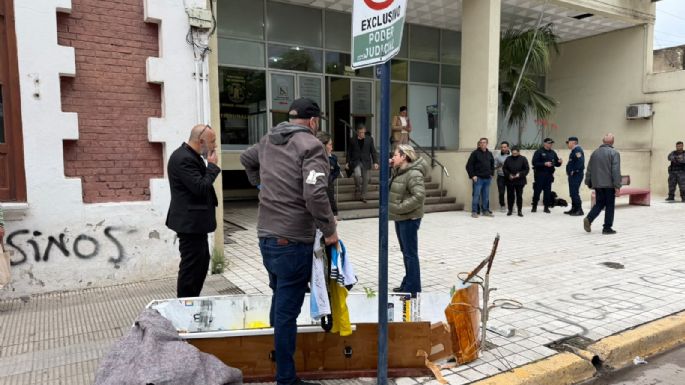 Un hombre se metió en un "ataúd" frente a Tribunales