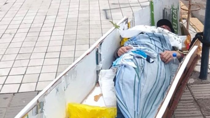 Un hombre se metió en un "ataúd" frente a Tribunales