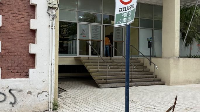 Un hombre se metió en un "ataúd" frente a Tribunales