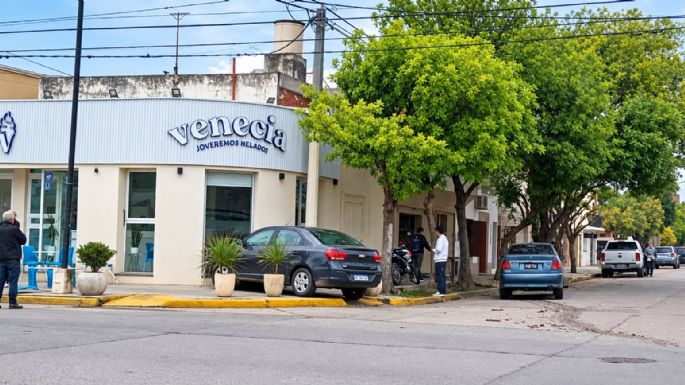 Un auto quedó sobre la vereda de una heladería en un bulevar