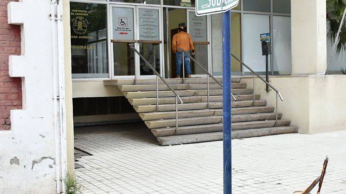 Se metió en un cajón que simulaba ser un ataúd para denunciar lo que le pasa