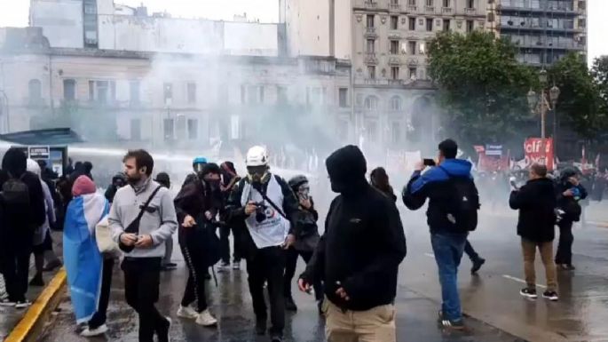 Fuerte represión frente al Congreso durante la Marcha Federal Universitaria