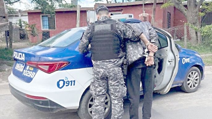Dos iracundos sujetos tras las rejas por hechos de violencia