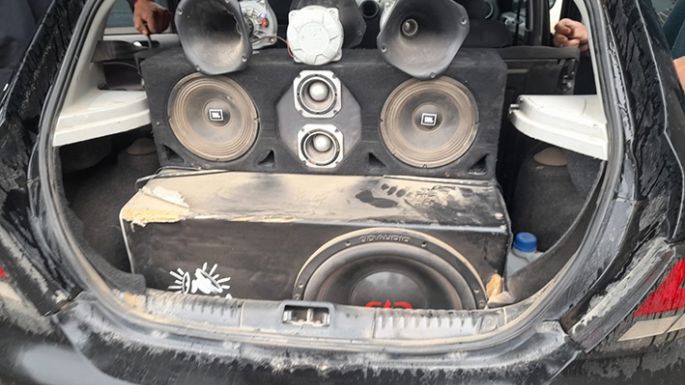 Un automóvil circulaba  con parlantes modificados