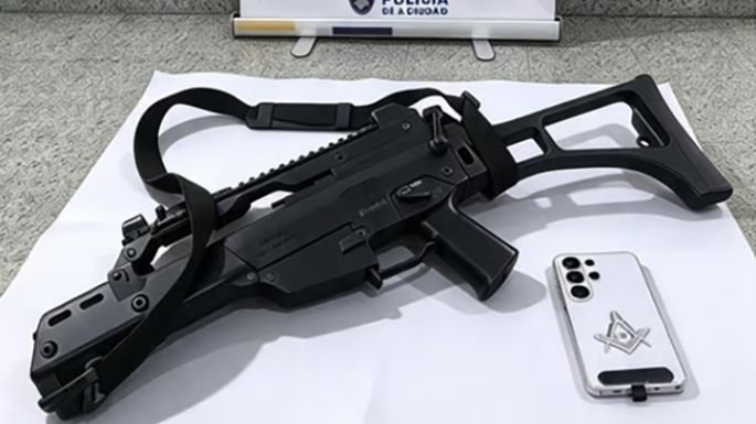 Amenazó a un automovilista con una réplica de ametralladora para sustraerle el celular y el reloj