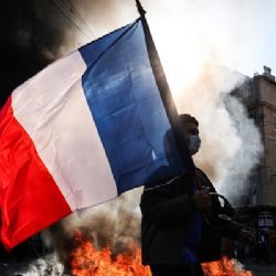 Francia: el Gobierno acusó a la “ultraizquierda” y mantiene los toques de queda en varias ciudades