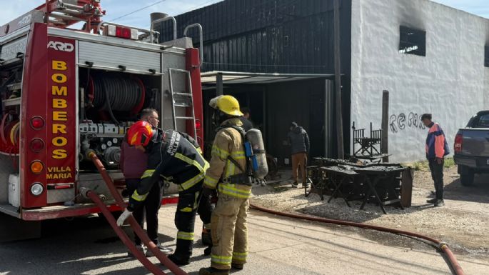 Incendio de gran magnitud en un salón de juegos: importantes pérdidas materiales