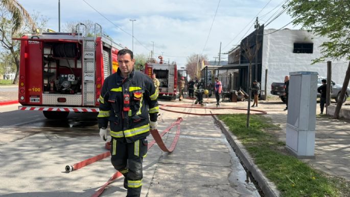 Incendio de gran magnitud en un salón de juegos: importantes pérdidas materiales