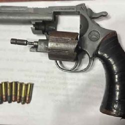 Aprehendieron a dos adolescentes y secuestraron un revólver cargado