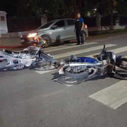 Colisión entre dos motocicletas: tres personas fueron hospitalizadas