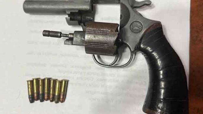 Aprehendieron a dos adolescentes y secuestraron un revólver cargado