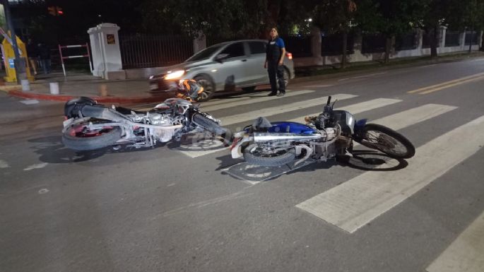 Colisión entre dos motocicletas: tres personas fueron hospitalizadas