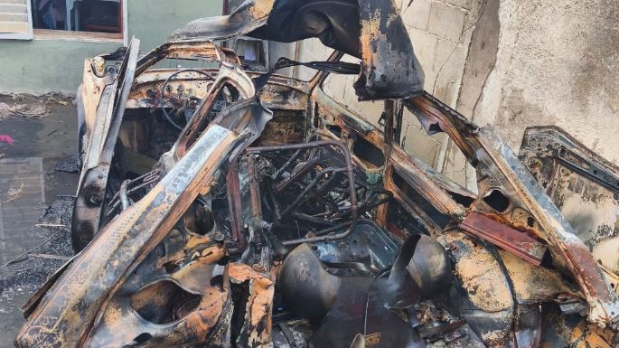 Un vehículo se incendió por completo en el patio de una casa