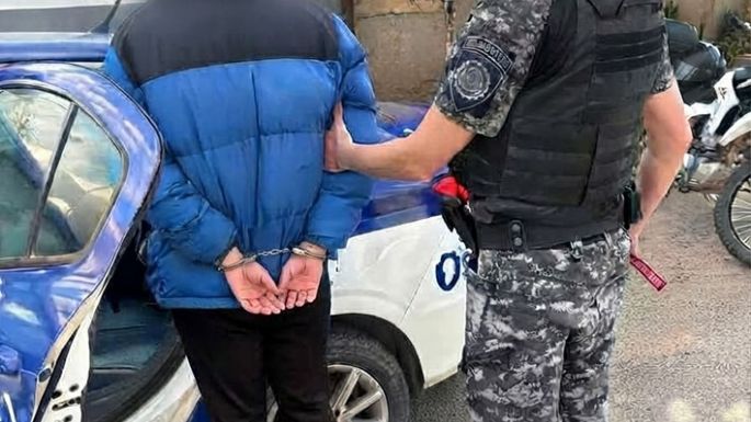 La amenazó de muerte y provocó daños en la casa