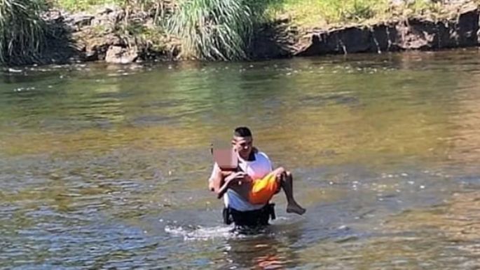 Un policía rescató a un menor que se estaba ahogando en un río cordobés