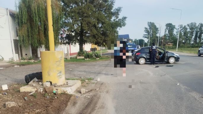 Un automovilista chocó contra un poste y sufrió graves lesiones 