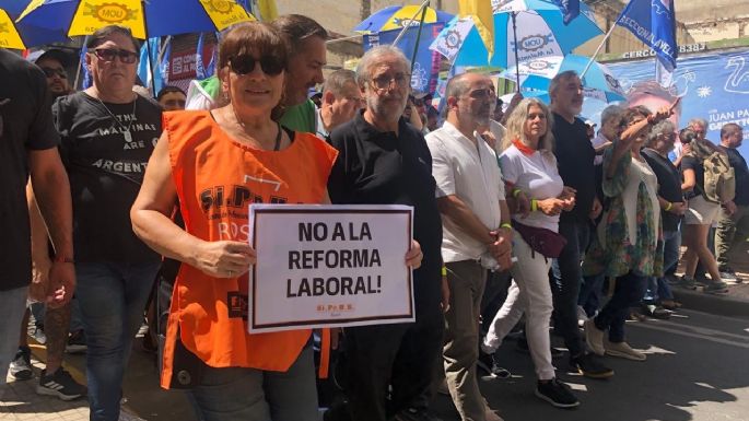 Multitudinaria marcha en Rosario contra la reforma laboral que impulsa Javier Milei