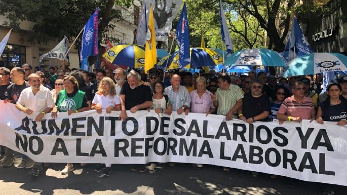 Multitudinaria marcha en Rosario contra la reforma laboral que impulsa Javier Milei