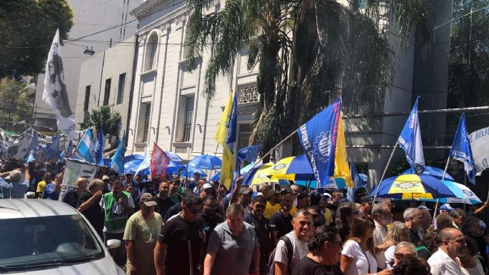Multitudinaria marcha en Rosario contra la reforma laboral que impulsa Javier Milei