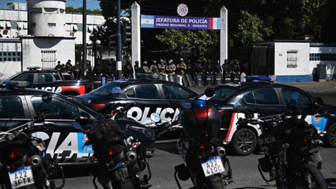La Policía endurece su reclamo en las calles